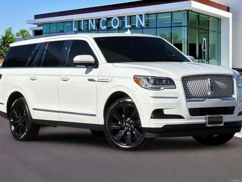 Used 2023 Lincoln Navigator L Reserve AWD/4WD image 2