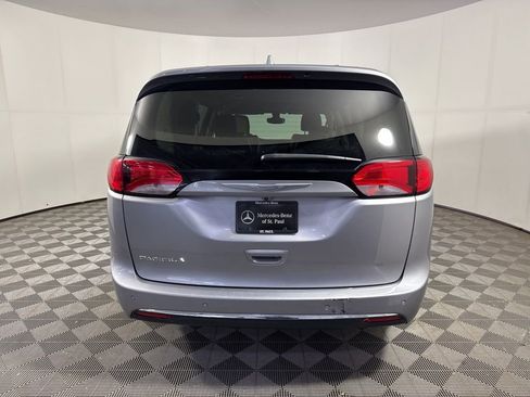 Used 2017 Chrysler Pacifica Touring-L w/ Tire & Wheel Group FWD image 4