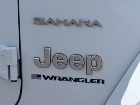 Used 2023 Jeep Wrangler Unlimited Sahara AWD/4WD image 12