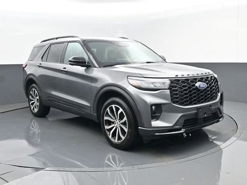 Used 2025 Ford Explorer ST-Line image 3