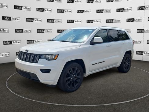 Used 2018 Jeep Grand Cherokee Altitude RWD image 2