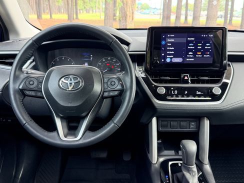 Used 2024 Toyota Corolla Cross LE FWD image 3