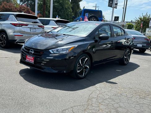 Used 2024 Nissan Versa SR FWD image 2
