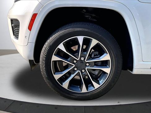 Used 2023 Jeep Grand Cherokee Overland w/ Luxury Tech Group IV AWD/4WD image 33