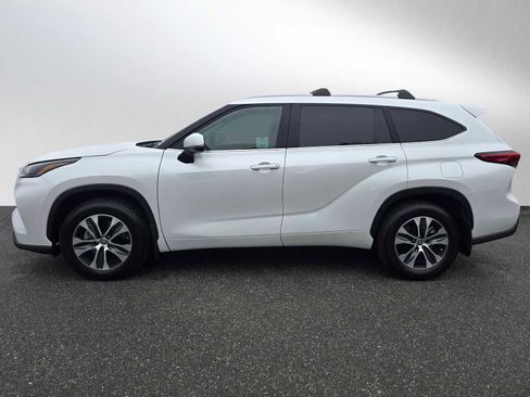 Used 2023 Toyota Highlander XLE FWD image 6