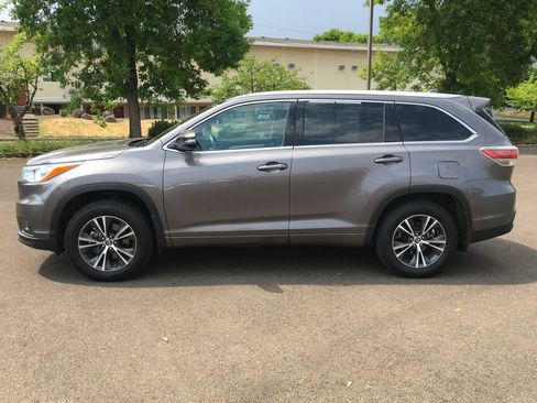 Used 2016 Toyota Highlander XLE AWD/4WD image 3