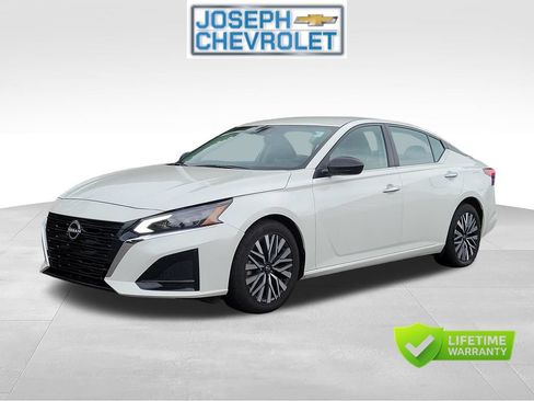 Used 2024 Nissan Altima 2.5 SV FWD image 2