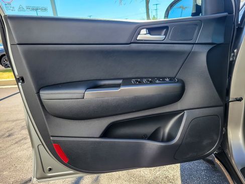 Used 2020 Kia Sportage S w/ S Sunroof Package image 16