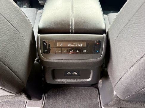 Used 2022 Nissan Pathfinder SV AWD/4WD image 34