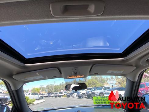 Used 2011 Nissan Juke SV FWD image 27