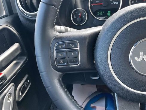 Used 2017 Jeep Wrangler Unlimited Sahara w/ Connectivity Group AWD/4WD image 11