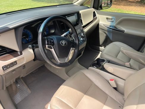 Used 2015 Toyota Sienna XLE w/ XLE Navigation Package FWD image 9