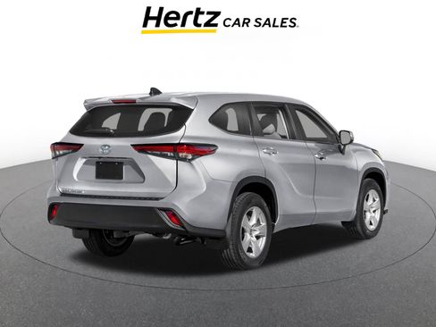 Used 2025 Toyota Highlander LE FWD image 2