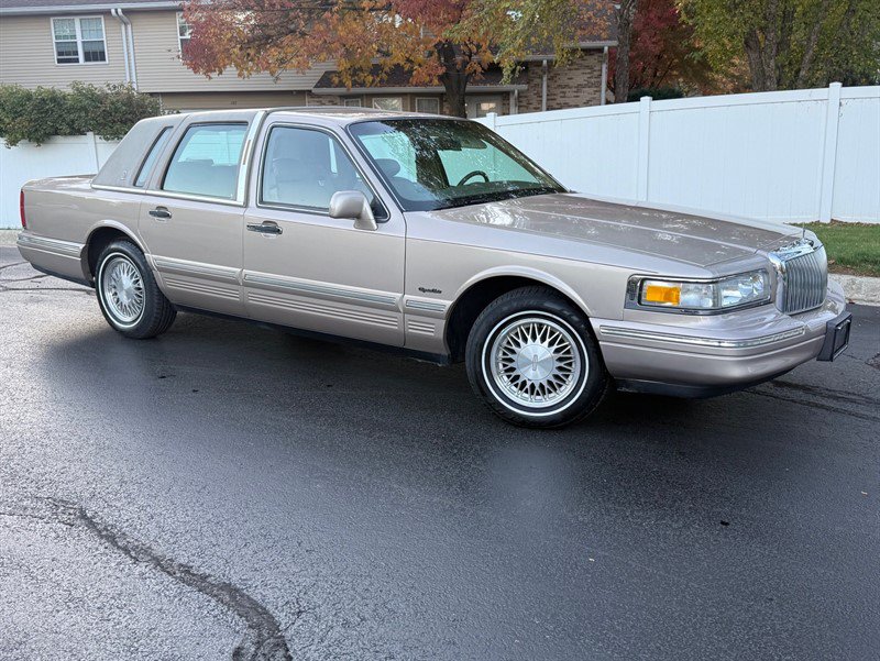 Used 1997 Lincoln Town Car Signature RWD image 4