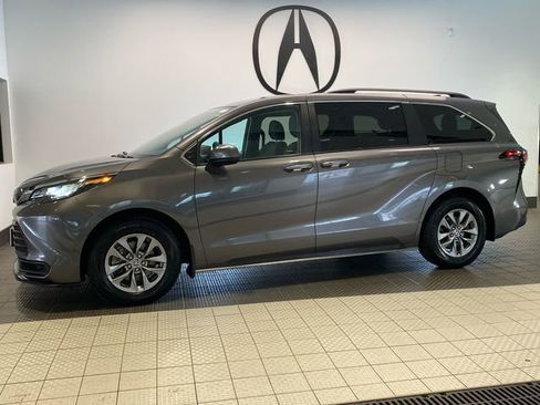 Used 2023 Toyota Sienna LE FWD image 3