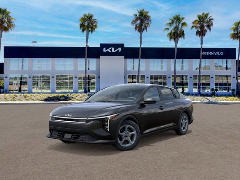 New 2025 Kia K4 LXS image 1