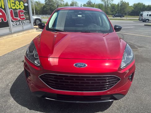 Used 2022 Ford Escape SE w/ SE Sport Appearance Package image 3