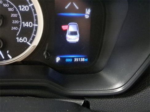 Used 2022 Toyota Corolla LE image 2