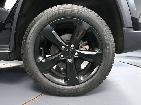 Used 2023 Jeep Grand Cherokee Altitude AWD/4WD image 13
