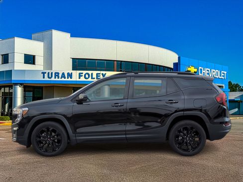 Used 2022 GMC Terrain SLE w/ Driver Convenience Package image 2