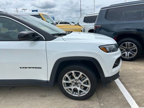 Used 2025 Jeep Compass Limited AWD/4WD image 2