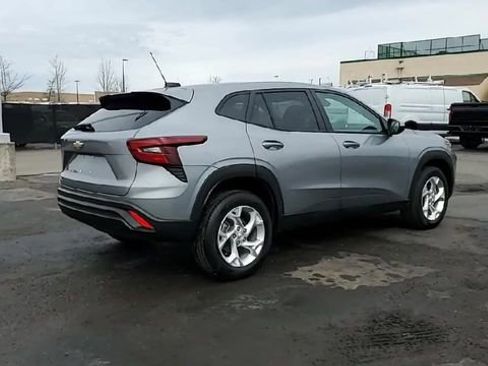 Certified 2025 Chevrolet Trax LS w/ LS Convenience Package FWD image 8