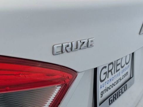 Used 2017 Chevrolet Cruze LS FWD image 10