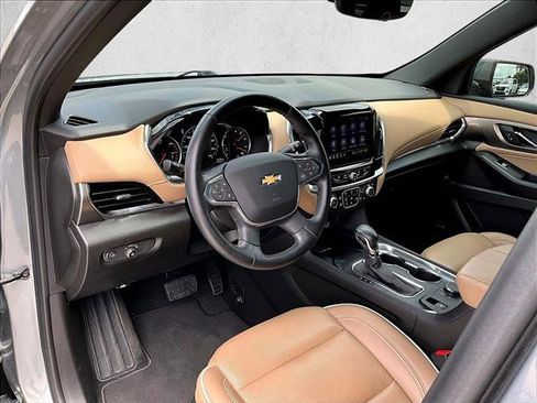 Used 2023 Chevrolet Traverse Premier FWD image 14