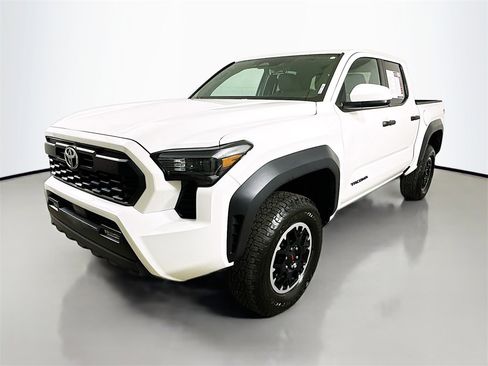 Used 2025 Toyota Tacoma TRD Off-Road image 3
