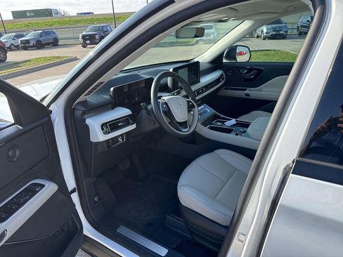 Used 2025 Lincoln Aviator AWD w/ Jet Appearance Package image 21