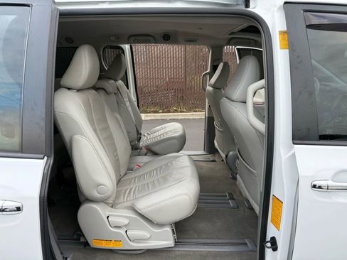 Used 2013 Toyota Sienna XLE image 12