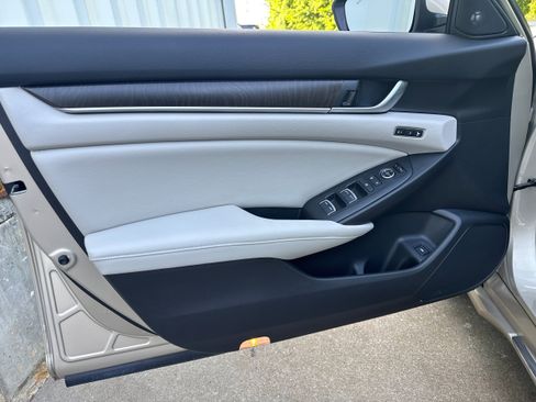Used 2018 Honda Accord Touring image 8