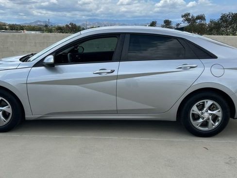 Used 2021 Hyundai Elantra SE image 5