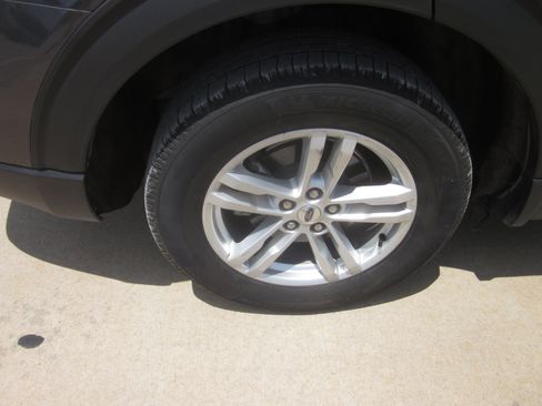 Used 2020 Ford Explorer XLT w/ Equipment Group 202A AWD/4WD image 7
