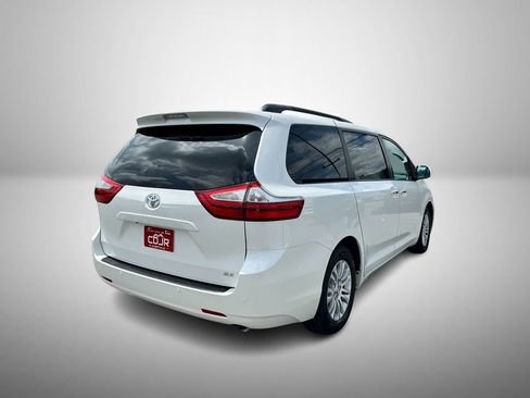 Used 2017 Toyota Sienna XLE w/ XLE Navigation Package FWD image 4