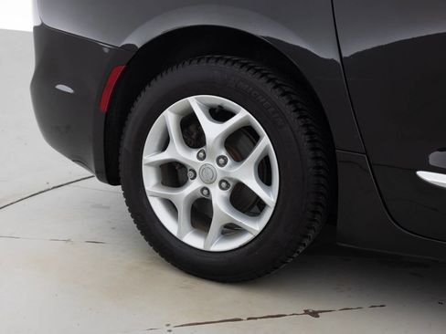 Used 2018 Chrysler Pacifica Touring-L w/ Tire & Wheel Group image 21