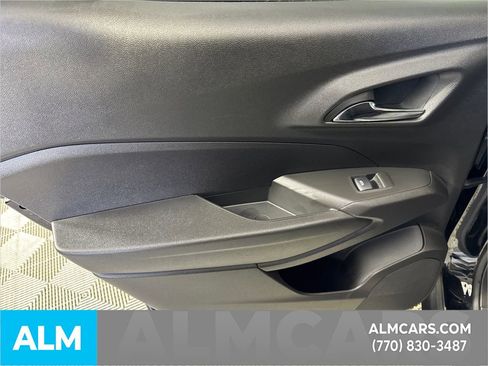 Used 2025 Chevrolet Trax LT w/ LT Convenience Package image 26