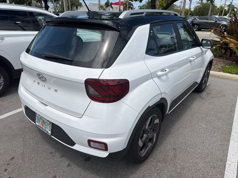 Used 2023 Hyundai Venue Limited image 5