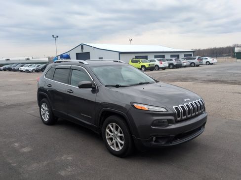 Used 2016 Jeep Cherokee Latitude w/ Comfort/Convenience Group image 4