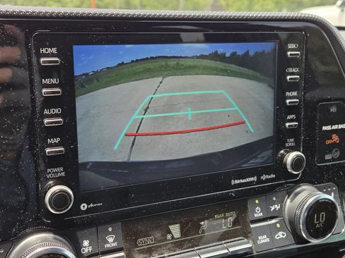 Used 2022 Toyota Highlander XSE FWD image 17