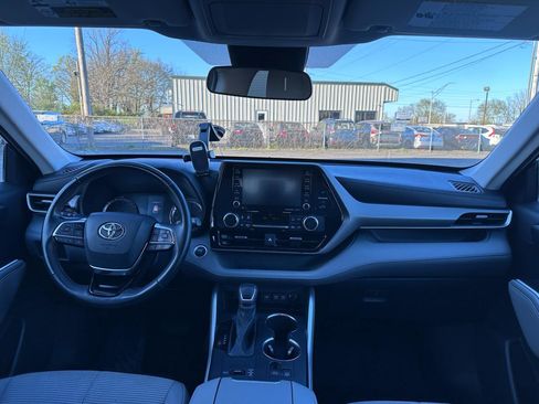 Used 2020 Toyota Highlander LE image 15