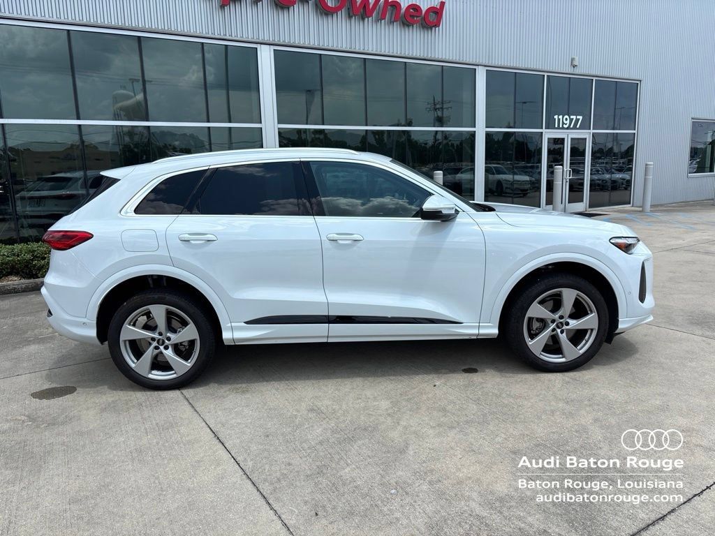 Used 2025 Audi Q5 Premium Plus w/ Premium Plus AWD/4WD image 4