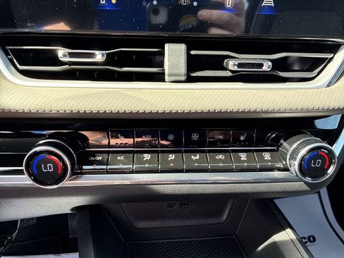 New 2026 Chevrolet Equinox LT w/ Convenience Package II FWD image 17