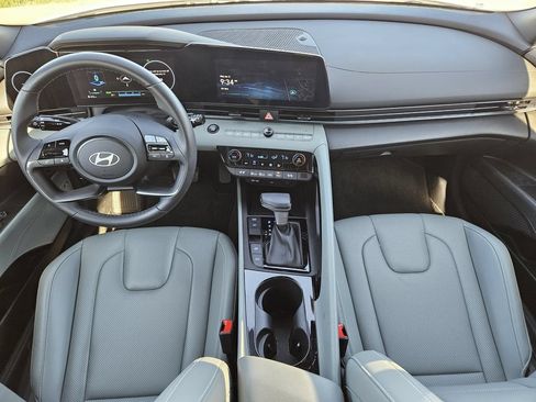 Certified 2025 Hyundai Elantra Limited FWD image 22