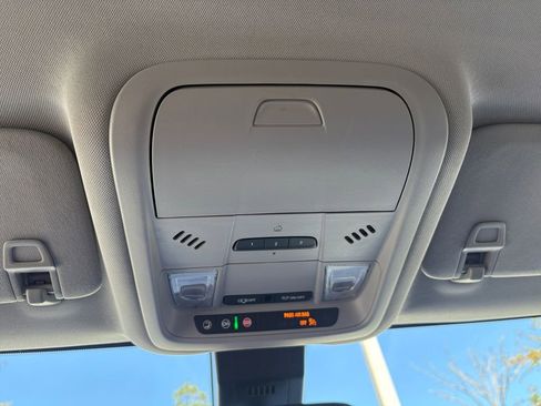 Used 2023 GMC Terrain SLT image 25