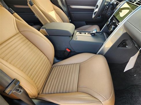 Used 2024 Land Rover Discovery Dynamic SE image 14