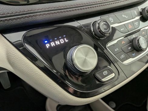 Used 2019 Chrysler Pacifica Limited image 21