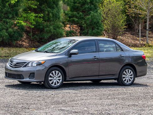 Used 2013 Toyota Corolla LE FWD image 3