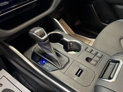 Used 2023 Toyota Highlander LE image 21