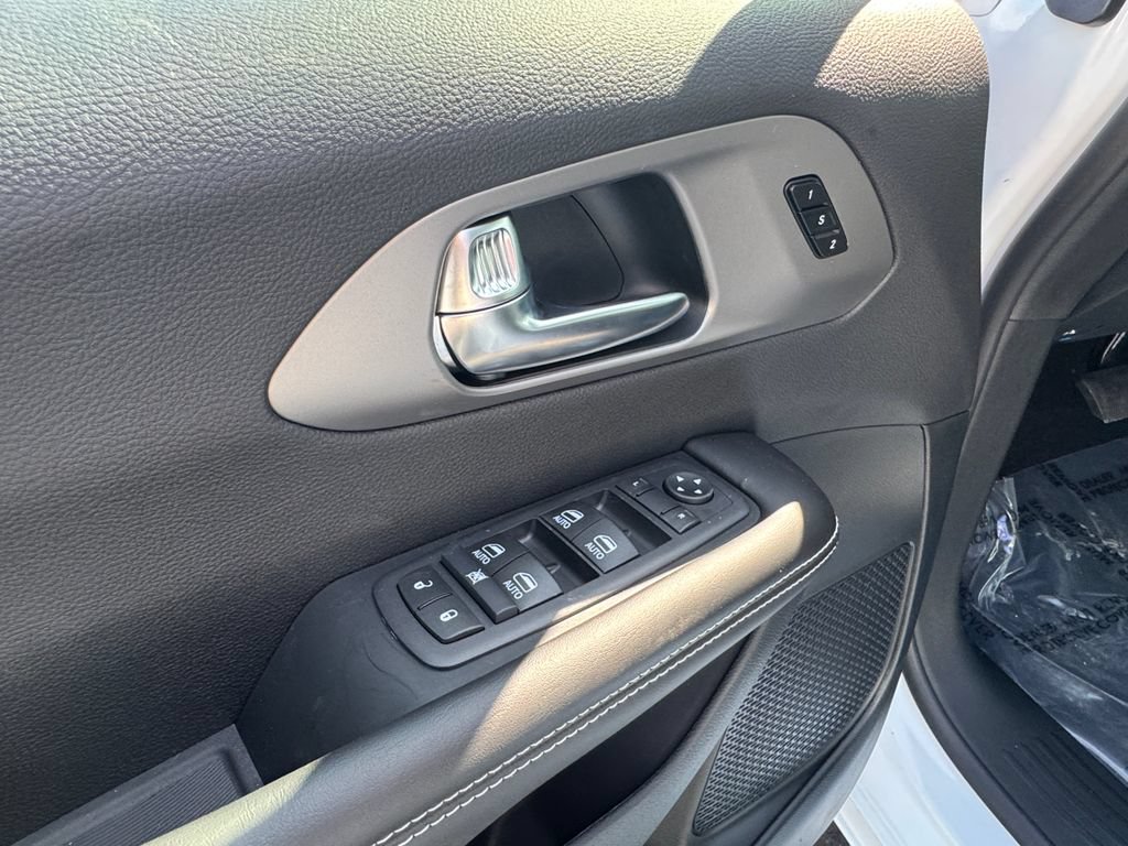 New 2027 Chrysler Pacifica Select FWD image 14
